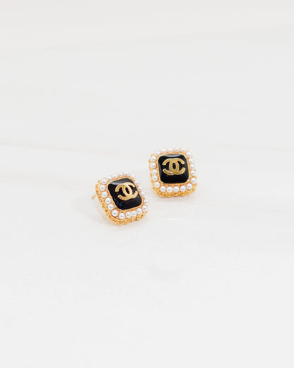 Parisian Chic Vintage Mini Pearl Studs